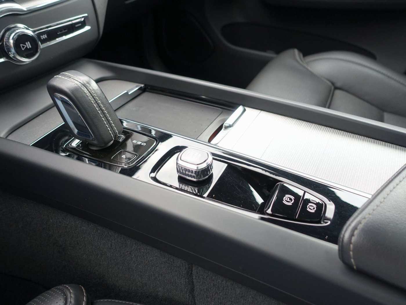 Volvo  B4 Dark/Pano/AHK/Kamera/H&K/Memory/Carplay