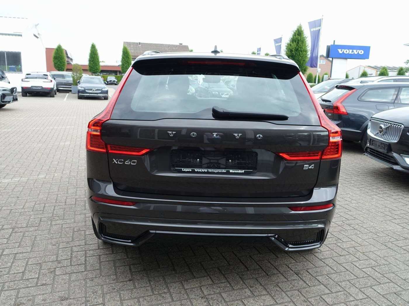 Volvo  B4 Dark/Pano/AHK/Kamera/H&K/Memory/Carplay