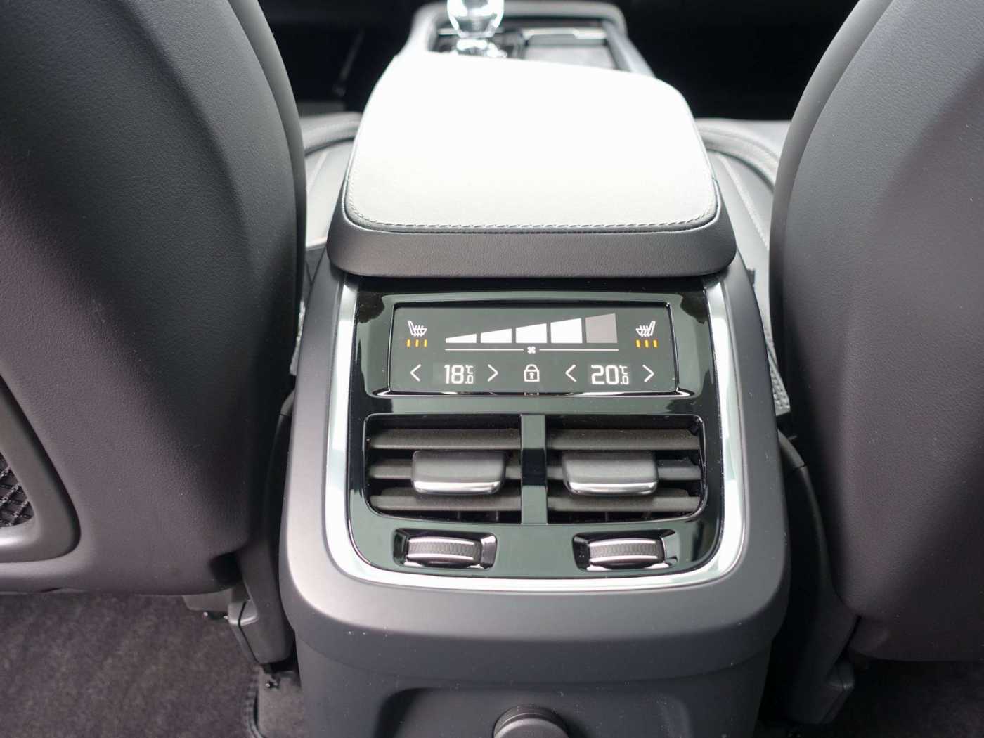 Volvo  Ultra Dark  T8 AWD Plug-in/360°/Massage/B&W