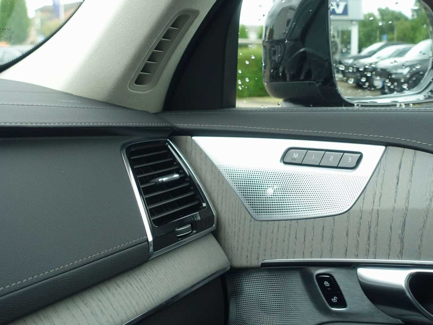 Volvo  Ultra Dark  T8 AWD Plug-in/360°/Massage/B&W
