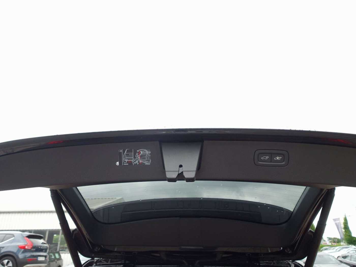 Volvo  Ultra Dark  T8 AWD Plug-in/360°/Massage/B&W