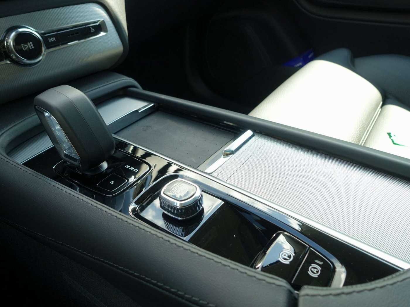 Volvo  Recharge Plus Dark T8 AWD/AHK/Pano/360°/H&K