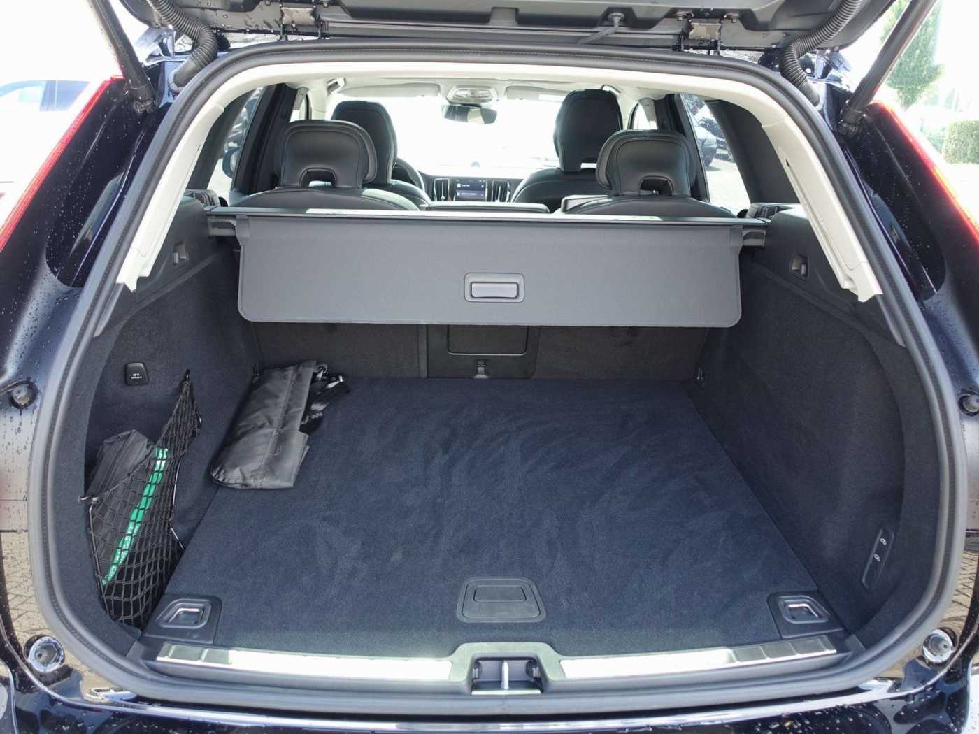 Volvo  Ultra Dark B5 AWD/Four-C/360°Cam/Massage
