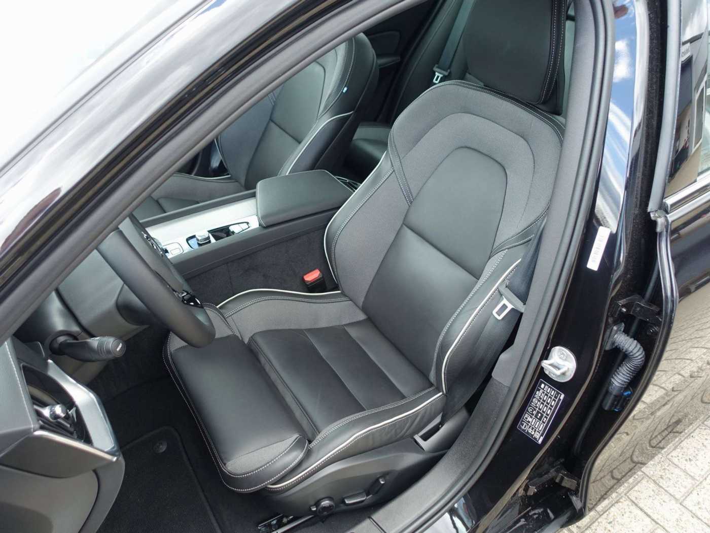 Volvo  Ultimate Dark B5 AWD Benzin PANO/HUD/BLIS
