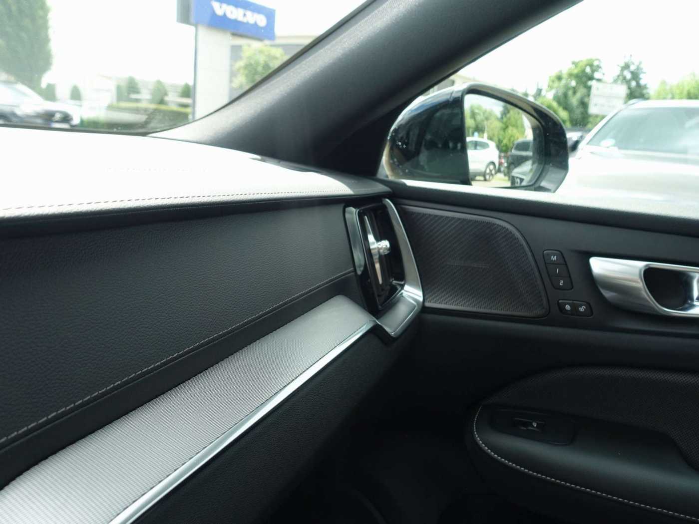 Volvo  Ultimate Dark B5 AWD Benzin PANO/HUD/BLIS