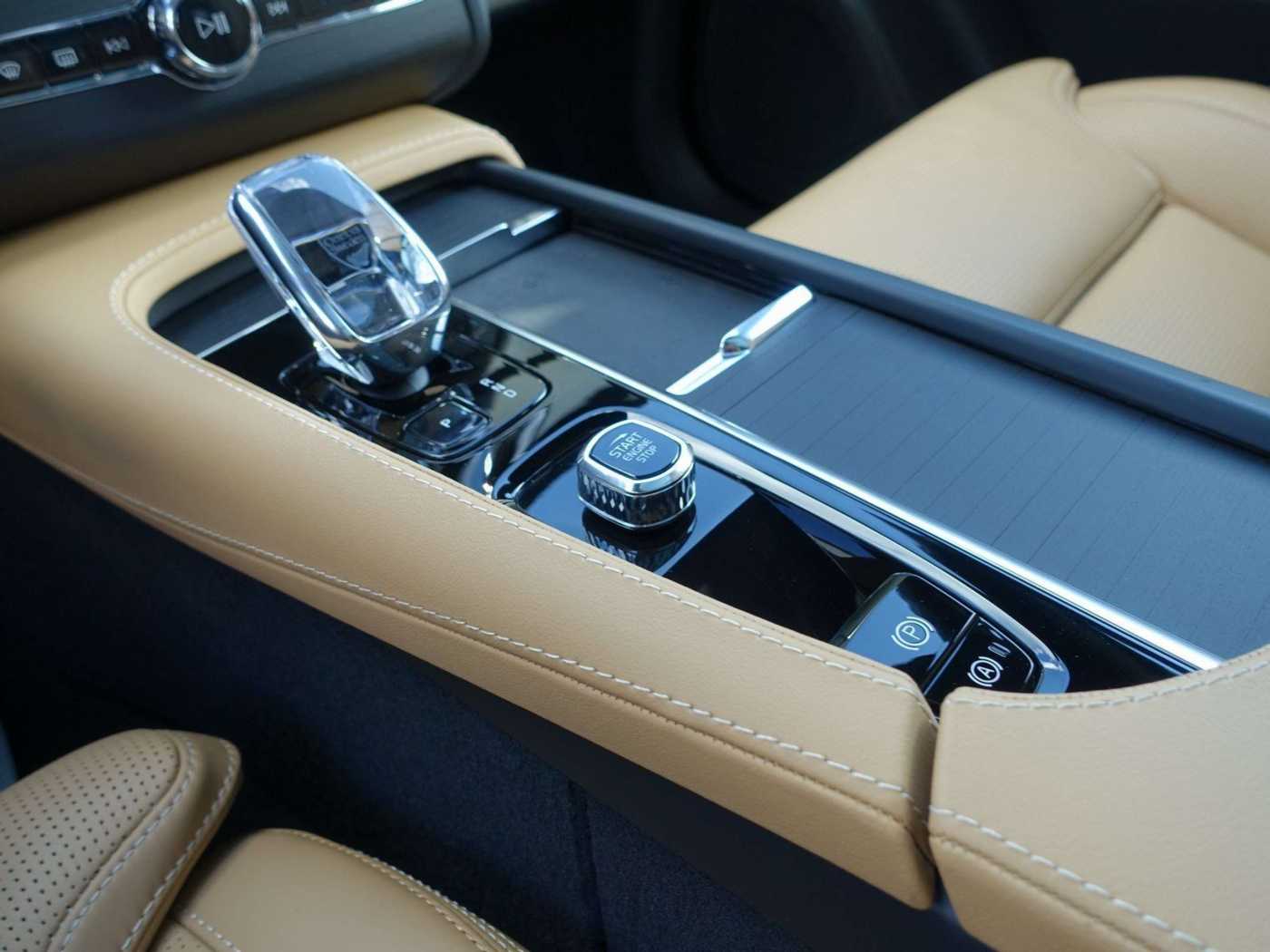 Volvo  Ultra, T8 AWD/Massage/360°/Pano/FourC/AHK
