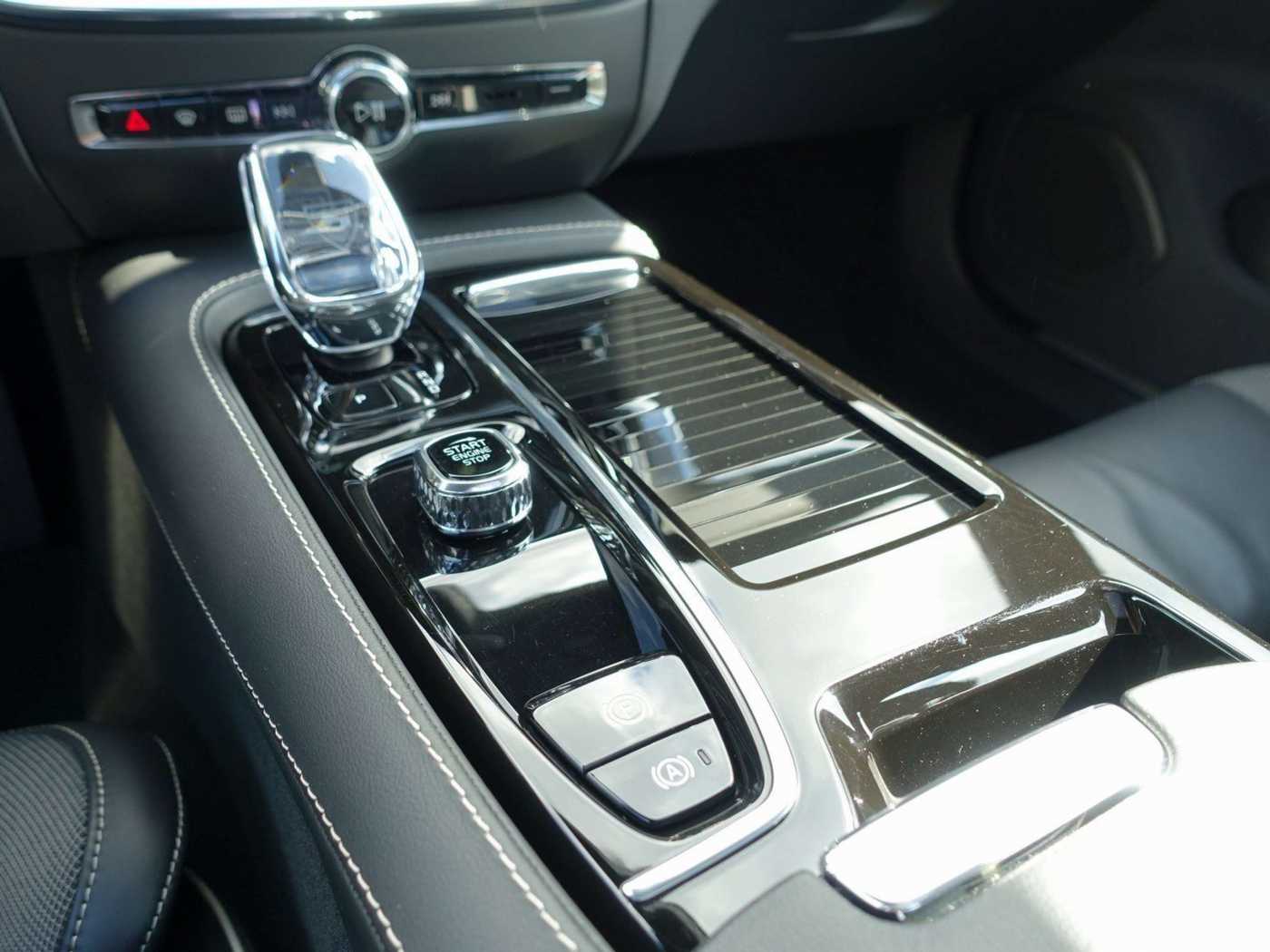 Volvo  Recharge Ultimate Dark T8 AWD 360°/B&W/HUD