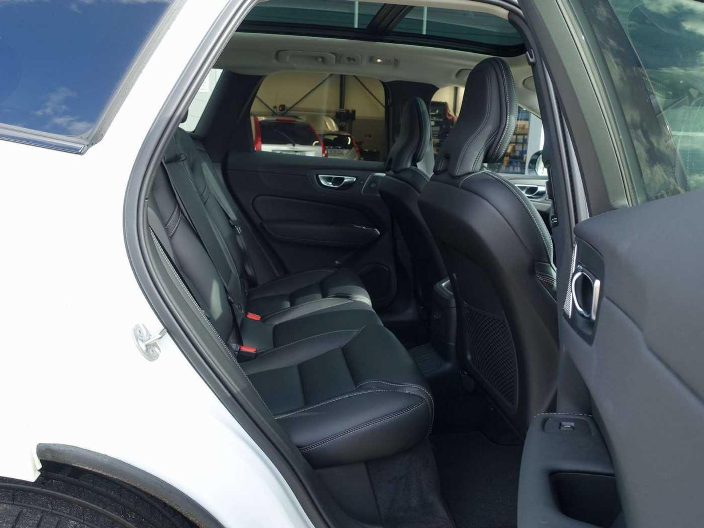Volvo  Ultra Dark T8 AWD/ 22'/B&W/FourC/Massage