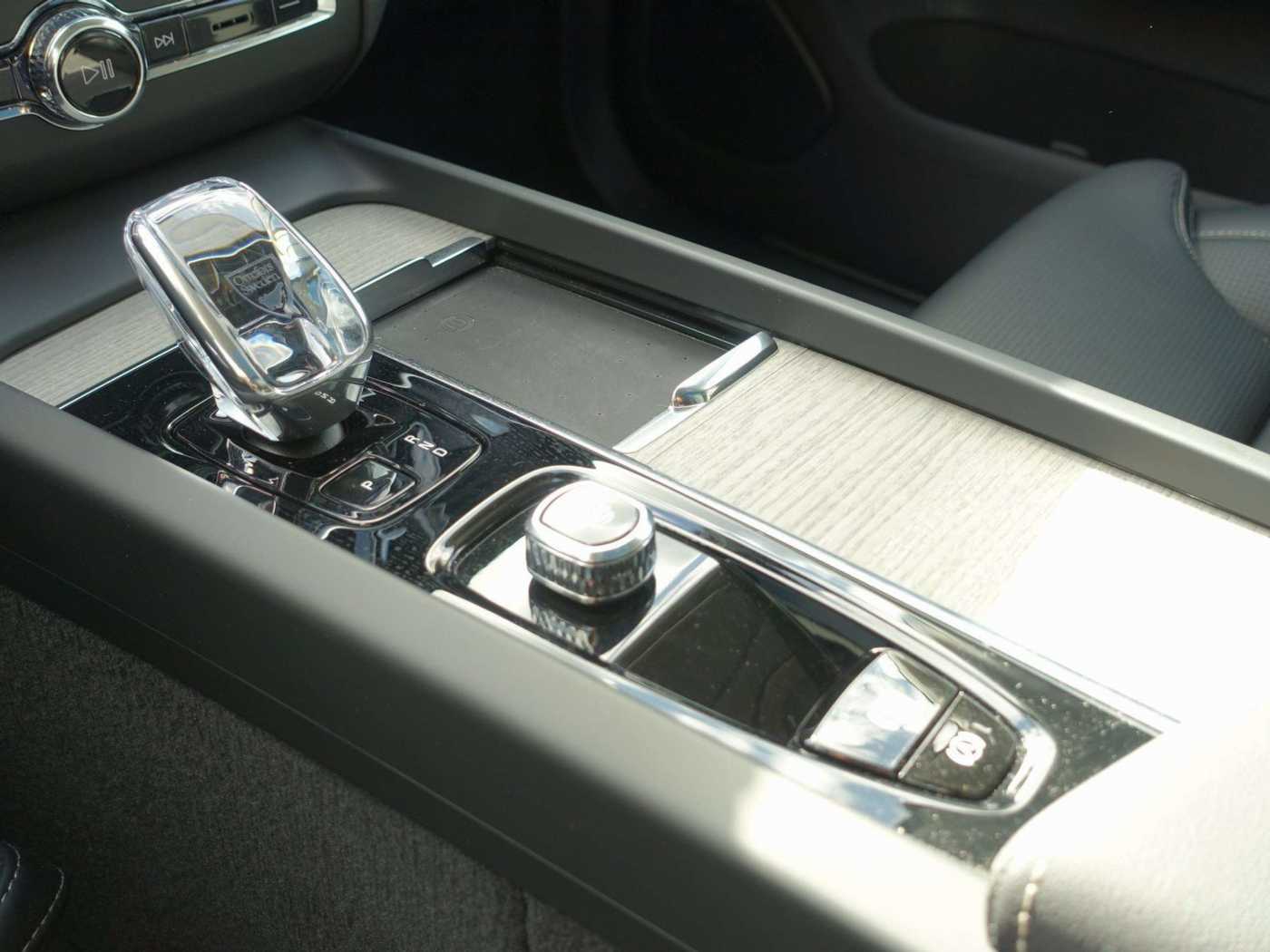 Volvo  Ultra Dark T8 AWD/ 22'/B&W/FourC/Massage