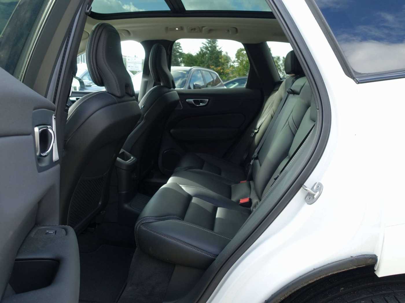 Volvo  Ultra Dark T8 AWD/ 22'/B&W/FourC/Massage