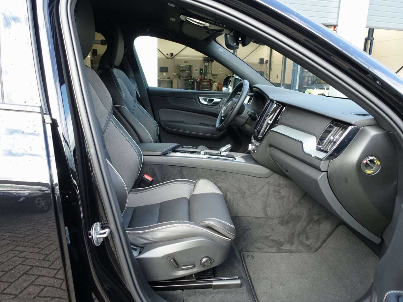 Volvo  Black Edition Plus B5 AWD/360°/HeadUp/BLIS