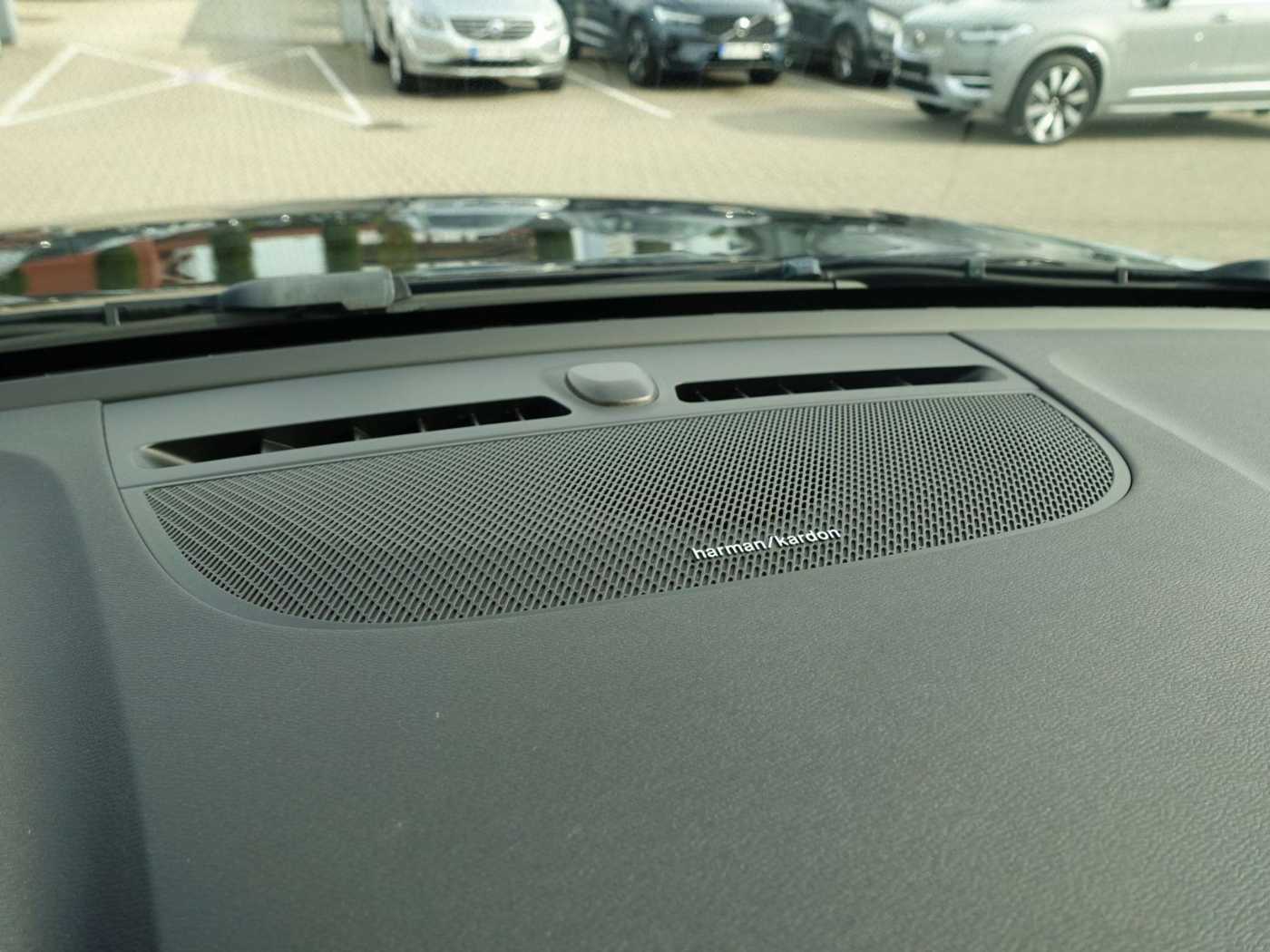 Volvo  D4 AWD R-Design Kamera/H&K/Standheiz. /AHK