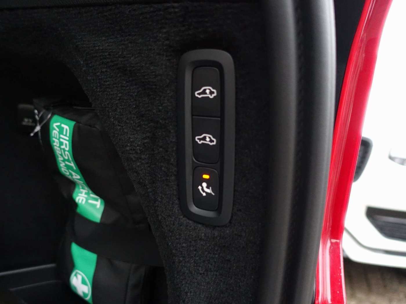 Volvo  Ultra T8 AWD/FourC/AHK/HeadUP/Pano/360°/BLS