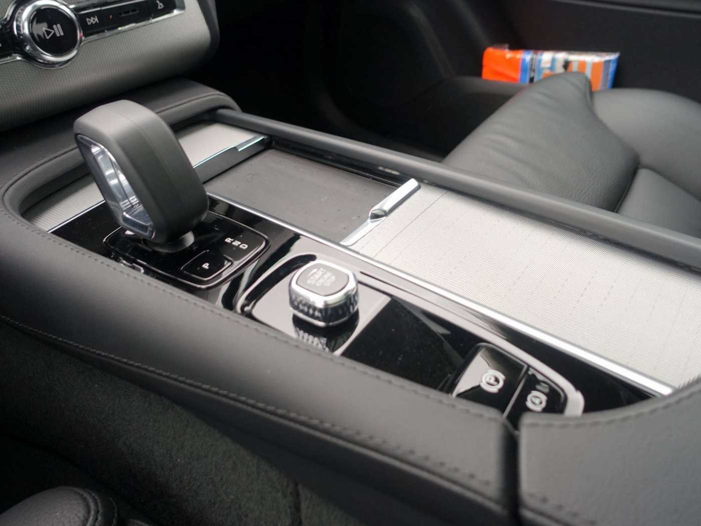 Volvo  Ultra Dark T8 AWD/HeadUP/360°/Pano/H&K/AHK