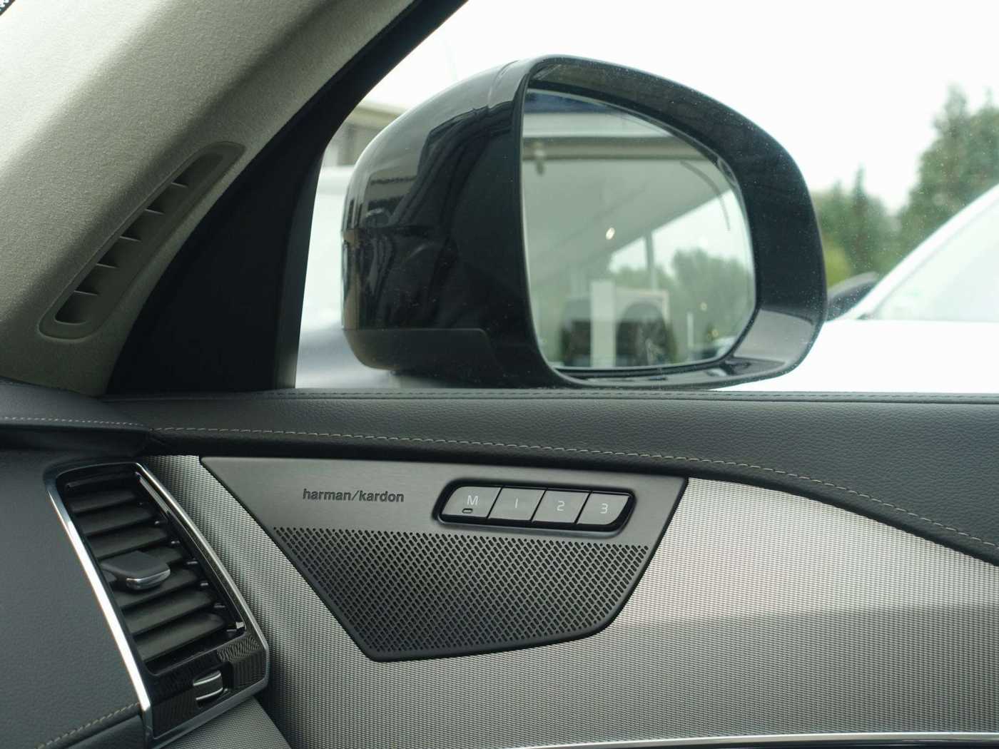 Volvo  Ultra Dark T8 AWD/HeadUP/360°/Pano/H&K/AHK