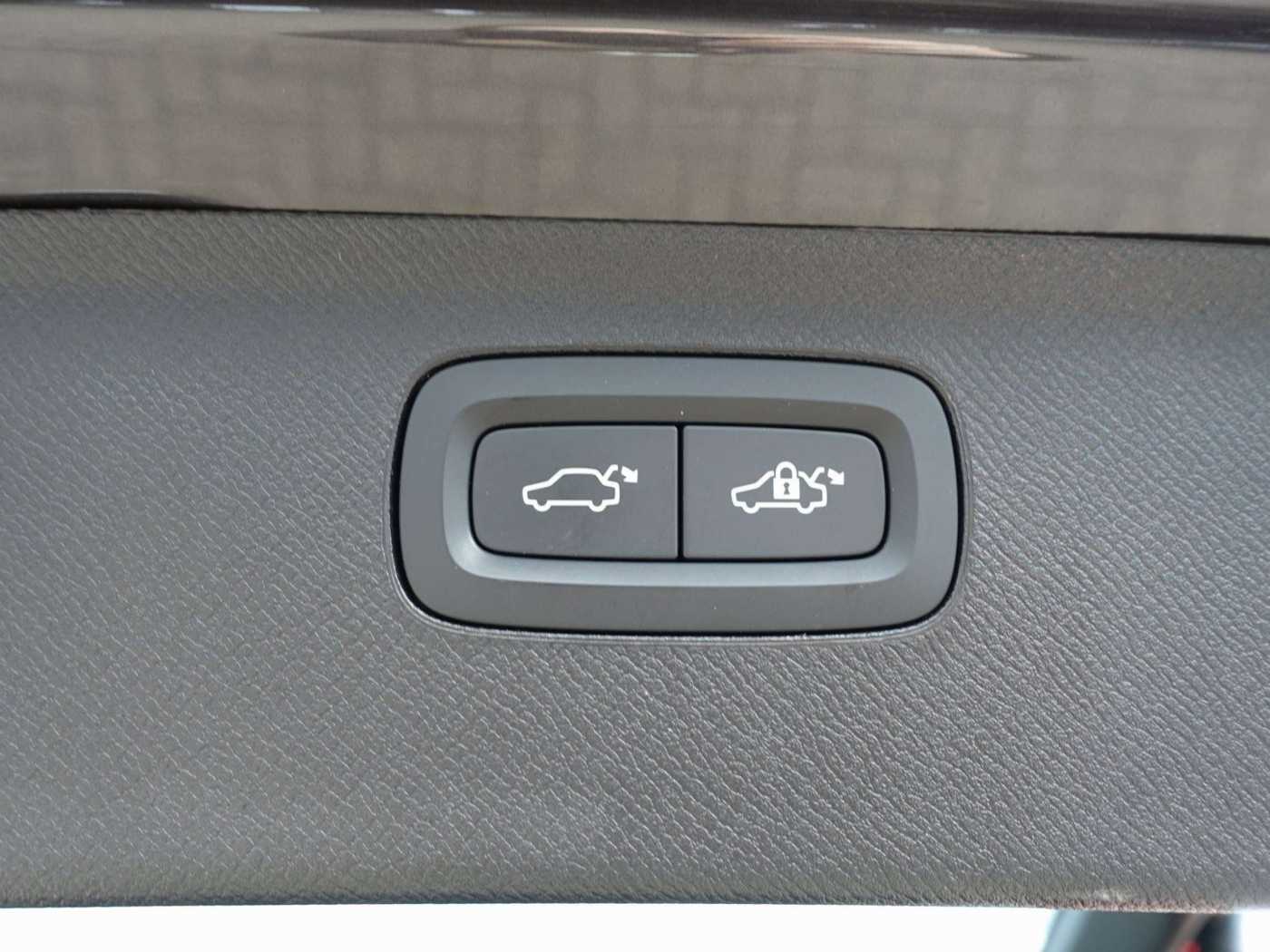 Volvo  Plus T8 AWD Plug-in Hybrid PANO/HUD/B&W/AHK