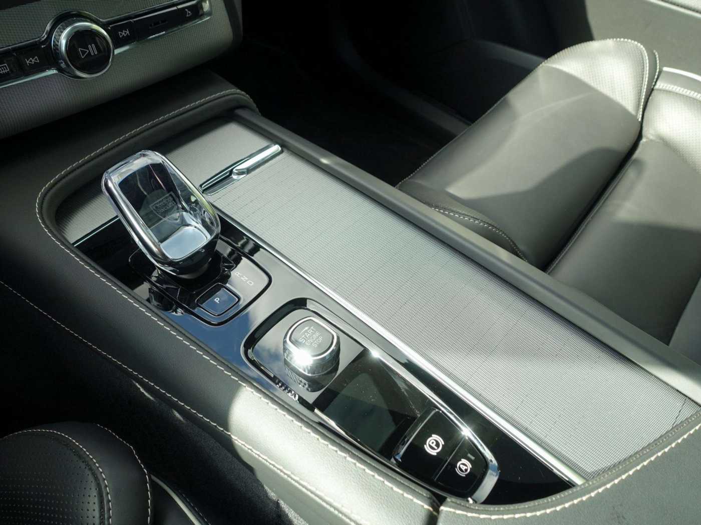 Volvo  Plus T8 AWD Plug-in Hybrid PANO/HUD/B&W/AHK