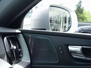 Volvo  T6 AWD R-Design/AHK/Kamera/HeadUP/Pano