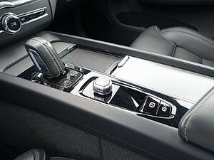 Volvo  B4 Dark/Pano/AHK/Kamera/H&K/Memory/Carplay