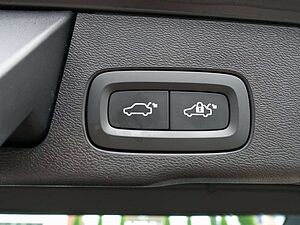 Volvo  B4 Dark/Pano/AHK/Kamera/H&K/Memory/Carplay