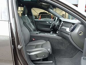 Volvo  B4 Dark/Pano/AHK/Kamera/H&K/Memory/Carplay