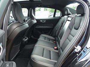 Volvo  Ultimate Dark B5 AWD Benzin PANO/HUD/BLIS