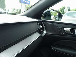Volvo  Ultimate Dark B5 AWD Benzin PANO/HUD/BLIS