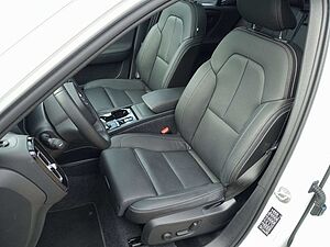Volvo  Ultra Dark B4 Mild-Hybrid PANO/360°KAM/BLIS