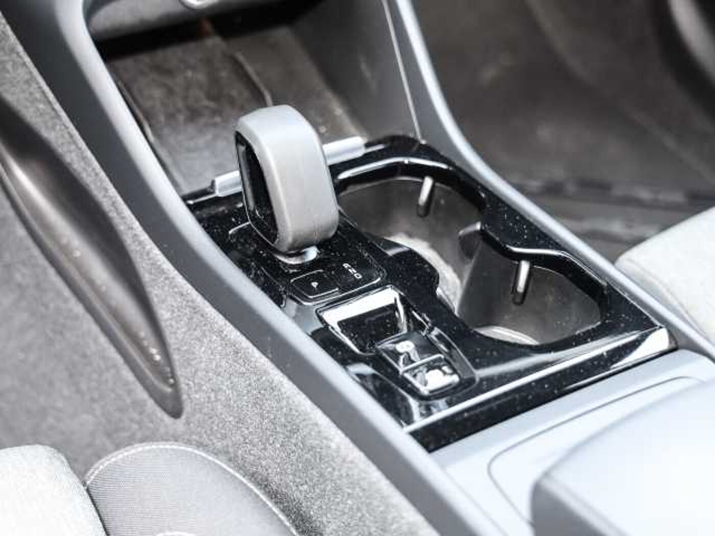 Volvo  Plus Dark 2WD B3 EU6d digitales Cockpit Memory Sitze Soundsystem HarmanKardon LE