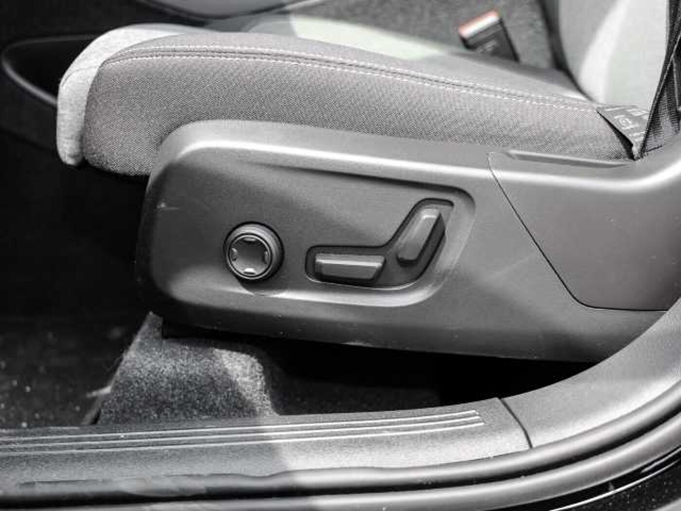 Volvo  Plus Dark 2WD B3 EU6d digitales Cockpit Memory Sitze Soundsystem HarmanKardon LE