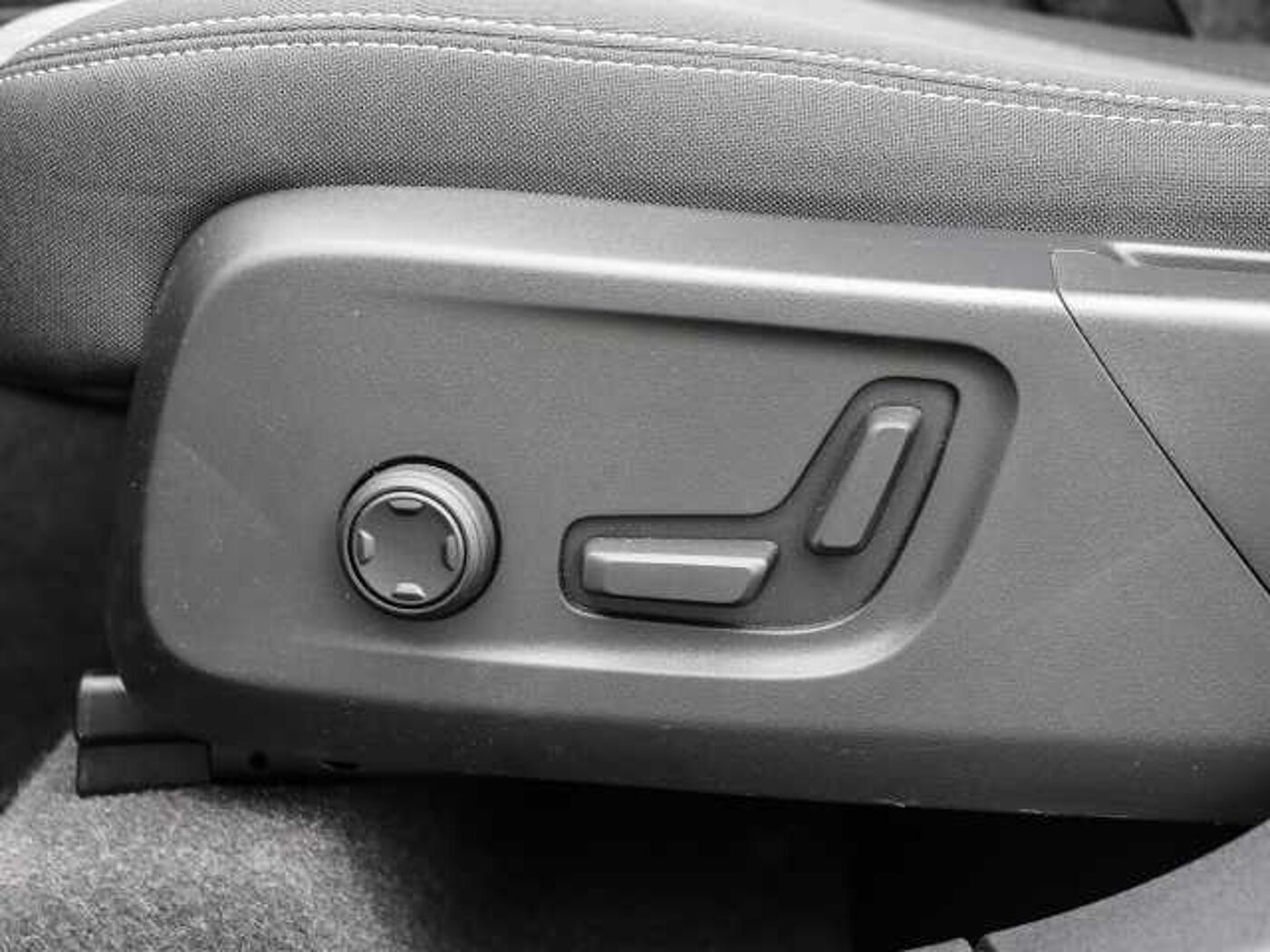 Volvo  Plus Dark 2WD B3 EU6d digitales Cockpit Memory Sitze Soundsystem HarmanKardon LE