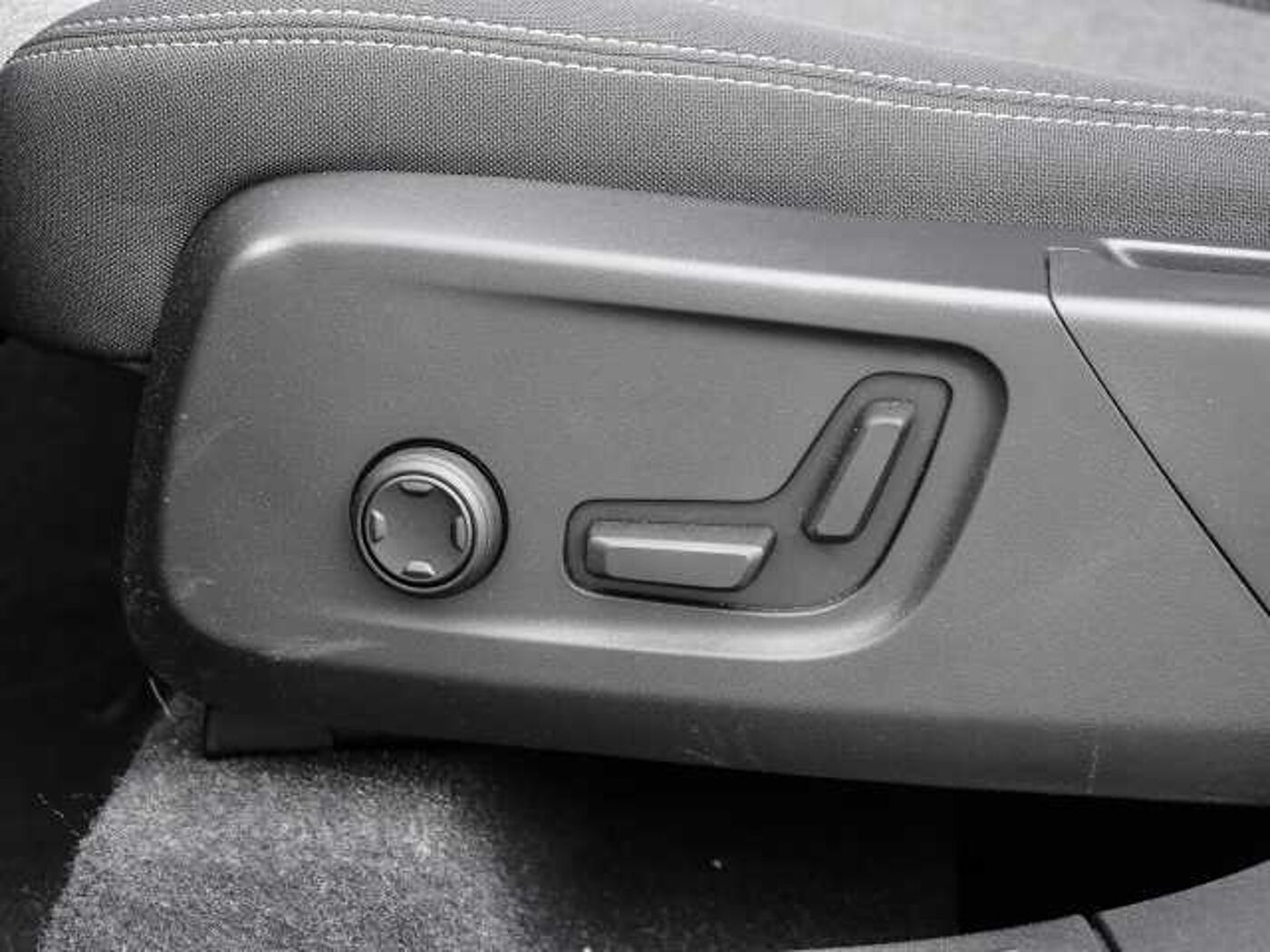 Volvo  Plus Dark 2WD B3 EU6d digitales Cockpit Memory Sitze Soundsystem HarmanKardon LE