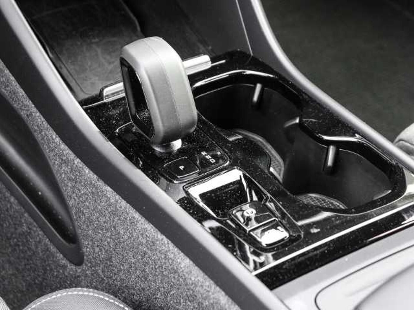 Volvo  Plus Dark 2WD B3 EU6d digitales Cockpit Memory Sitze Soundsystem HarmanKardon LE