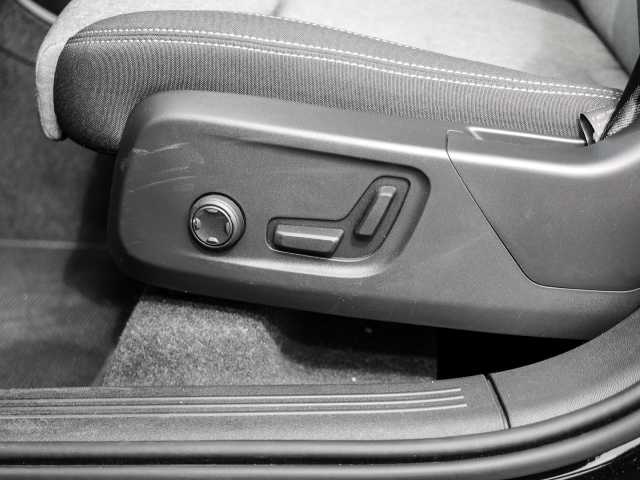 Volvo  Plus Dark 2WD B3 EU6d digitales Cockpit Memory Sitze Soundsystem HarmanKardon LE