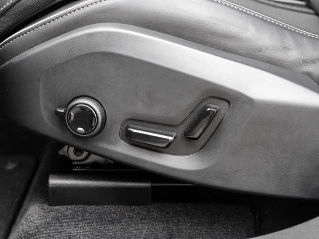 Volvo  Plus Dark AWD B5 Benzin EU6d Allrad Leder digitales Cockpit Memory Sitze Soundsy