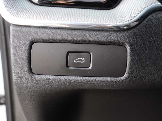 Volvo  Plus Dark 2WD B4 Diesel EU6d digitales Cockpit Memory Sitze Soundsystem HarmanKa