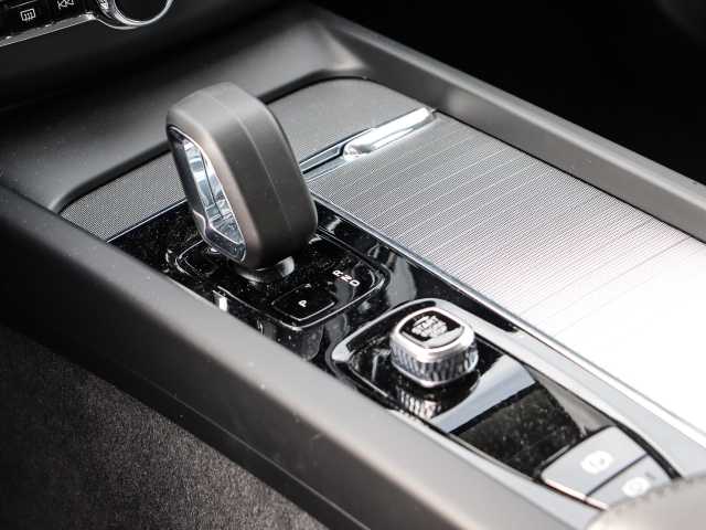 Volvo  Plus Dark 2WD B4 Diesel EU6d digitales Cockpit Memory Sitze Soundsystem HarmanKa