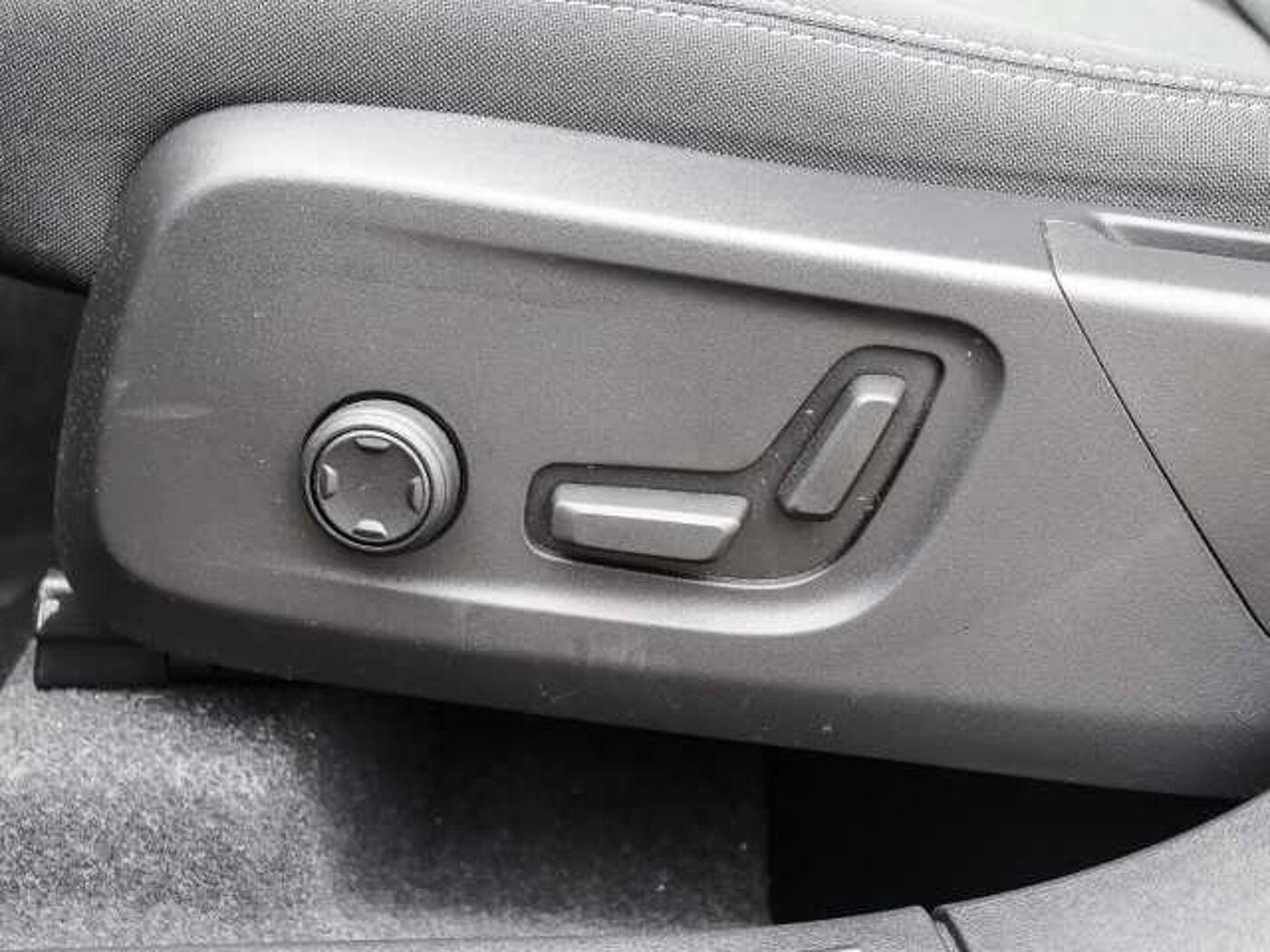 Volvo  Plus Dark Recharge Plug-In Hybrid 2WD T5 Twin Engine EU6d StandHZG Navi digitale