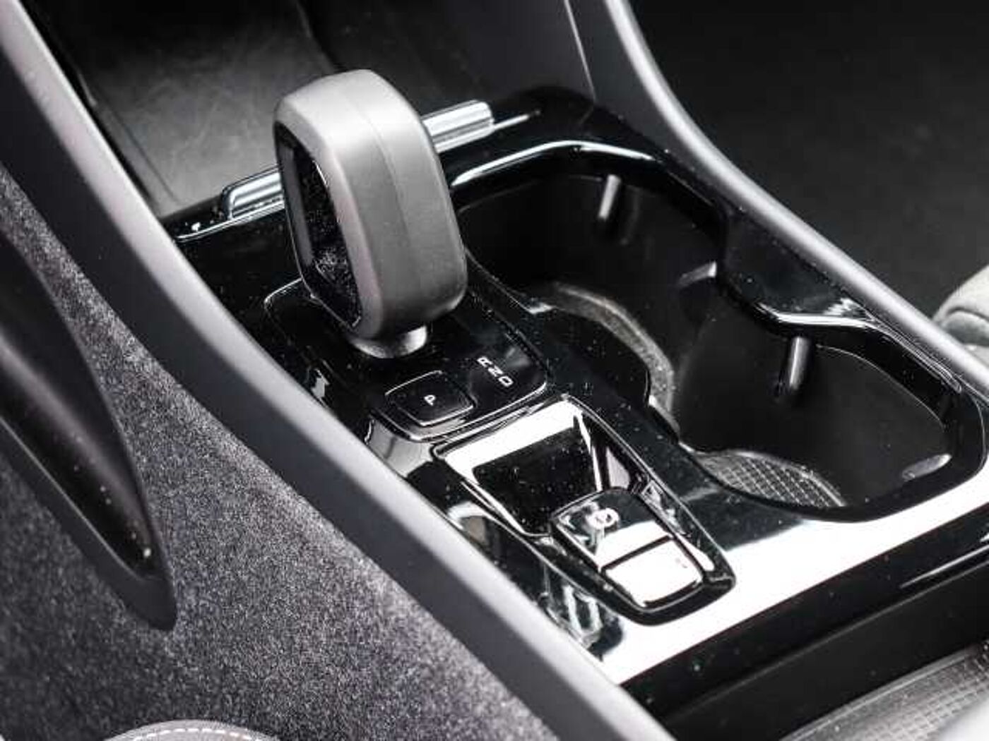 Volvo  Plus Dark Recharge Plug-In Hybrid 2WD T5 Twin Engine EU6d StandHZG Navi digitale