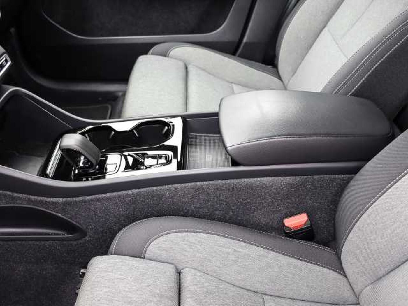 Volvo  Plus Dark Recharge Plug-In Hybrid 2WD T5 Twin Engine EU6d StandHZG Navi digitale