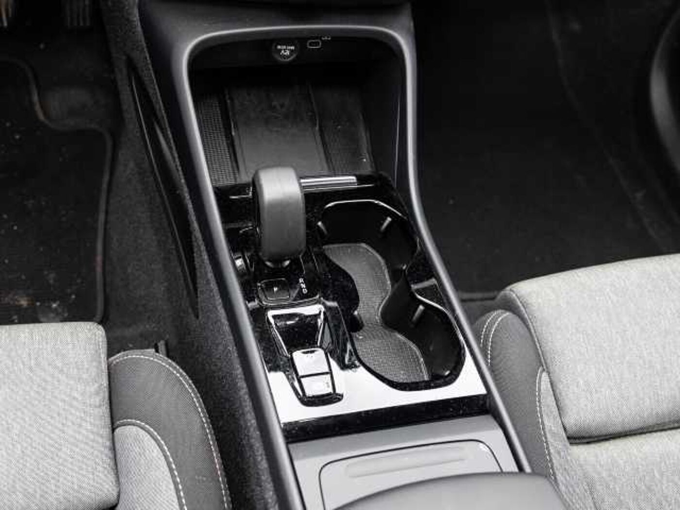Volvo  Plus Dark 2WD B3 EU6d digitales Cockpit Memory Sitze Soundsystem HarmanKardon LE