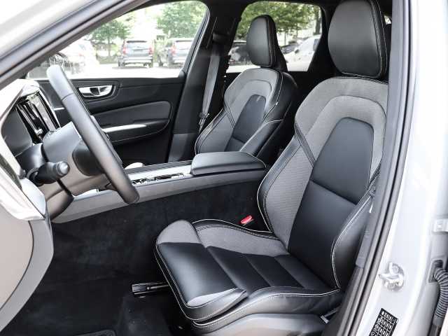 Volvo  Plus Dark 2WD B4 Benzin EU6d StandHZG Leder digitales Cockpit Memory Sitze Sound