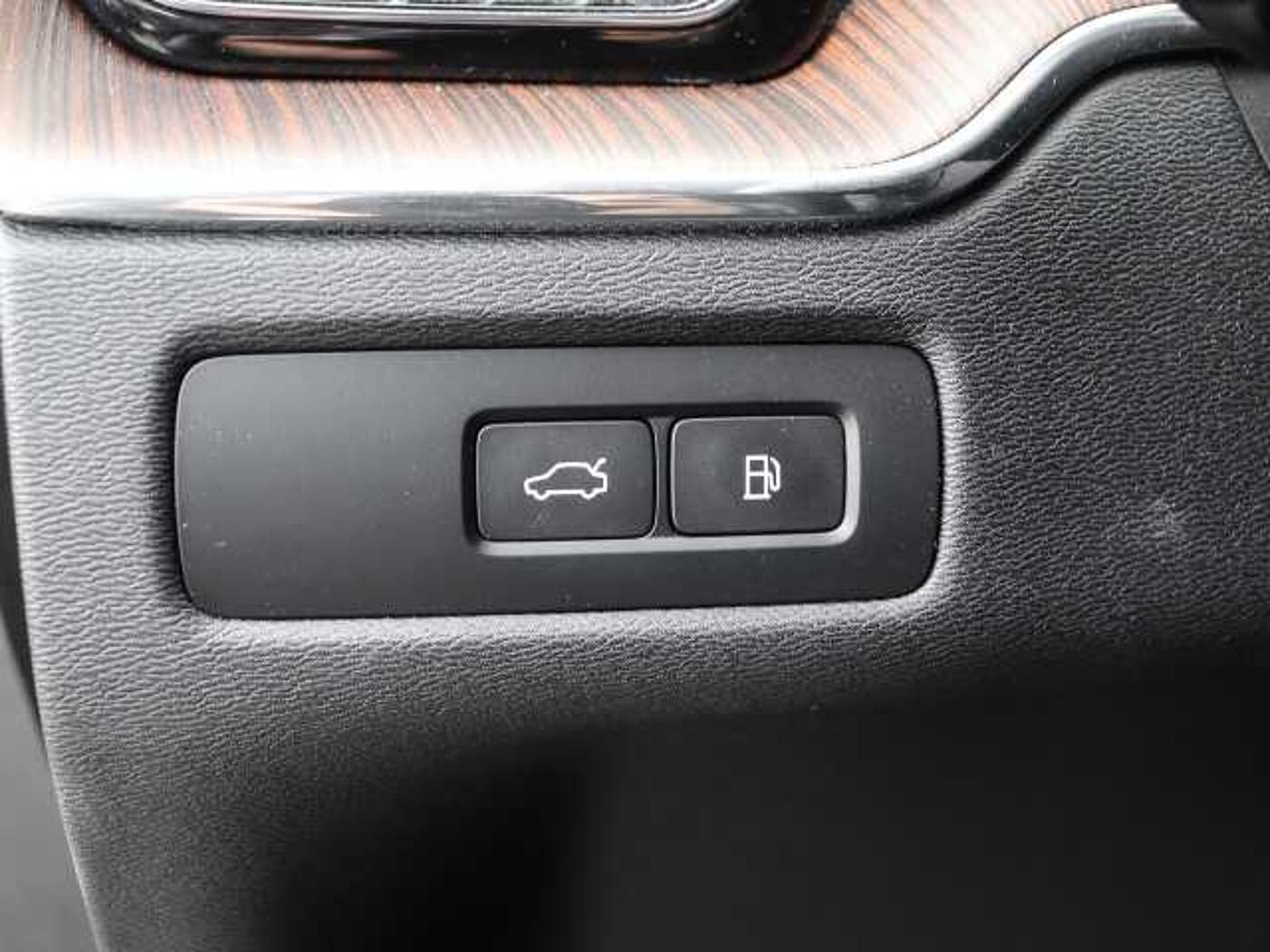 Volvo  Plus Dark Recharge Plug-In Hybrid AWD T8 Twin Engine EU6d StandHZG AHK digitales