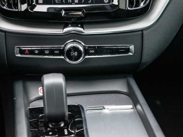 Volvo  Ultra Dark Recharge Plug-In Hybrid AWD T8 Twin Engine EU6d HUD StandHZG digitale