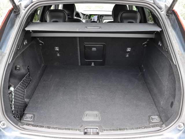 Volvo  Plus Dark 2WD B4 Benzin EU6d StandHZG Leder digitales Cockpit Memory Sitze Sound