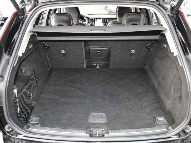 Volvo  Momentum Pro AWD B4 Diesel EU6d Allrad StandHZG Navi Leder digitales Cockpit