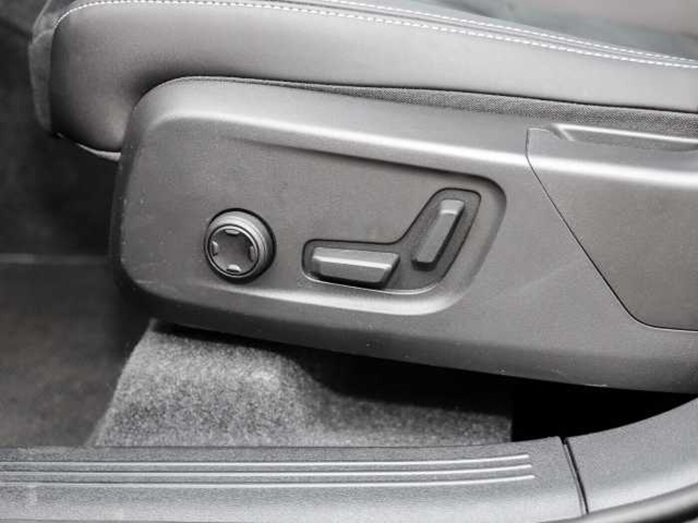 Volvo  Plus Dark 2WD B4 EU6d digitales Cockpit Memory Sitze Soundsystem HarmanKardon 36