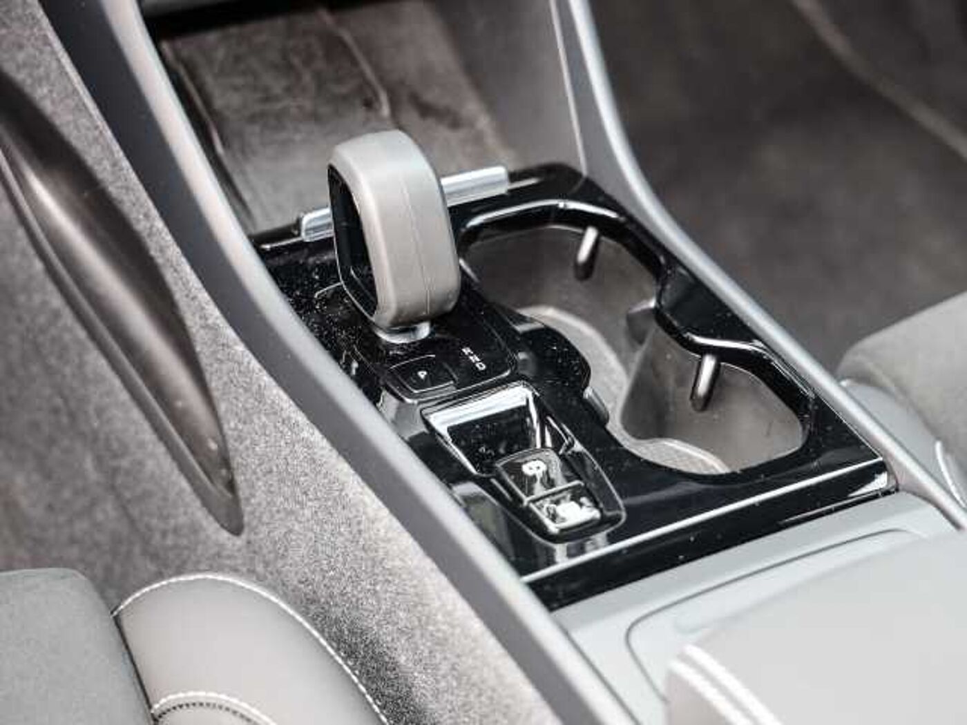 Volvo  Plus Dark 2WD B4 EU6d digitales Cockpit Memory Sitze Soundsystem HarmanKardon 36