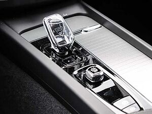 Volvo  Ultimate Dark Recharge Plug-In Hybrid AWD T8 Twin Engine EU6d Allrad HUD StandHZ