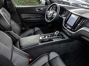 Volvo  Plus Dark 2WD B4 Benzin EU6d StandHZG Leder digitales Cockpit Memory Sitze Sound